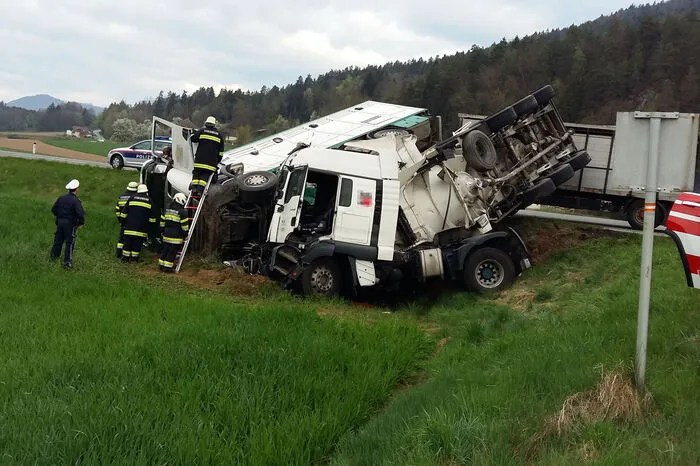 Im Einsatz standen die Freiwilligen Feuerwehren Völkermarkt und St. Margarethen ob Töllerberg mit zehn Leuten und zwei Fahrzeugen, die Polizei Völkermarkt, eine Streife der Landesverkehrsabteilung sowie ein Abschleppunternehmen. Auch zwei Fahrzeuge der Rettung waren vor Ort.