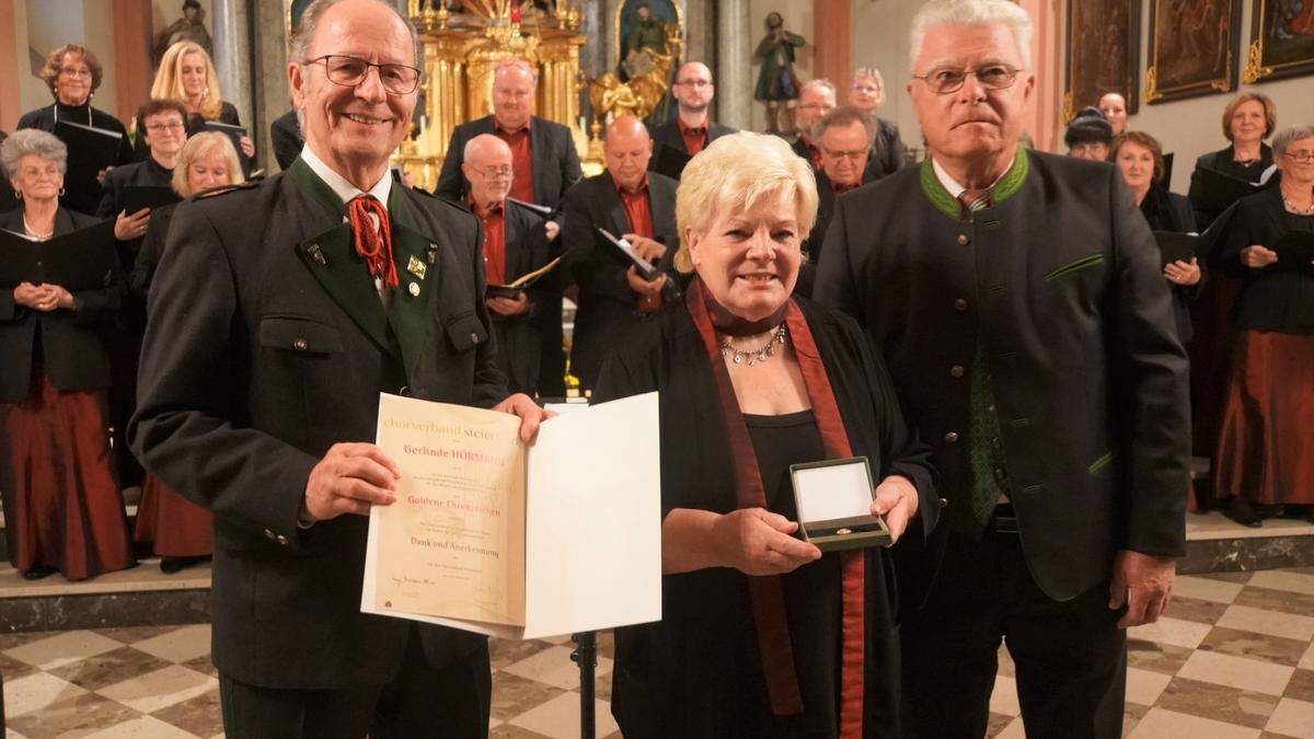 Gerlinde Hörmann (Mitte) erhielt zum Jubiläum das Goldene Ehrenzeichen des Chorverbandes Steiermark aus den Händen von Ehrenpräsident Alfred Hudin (links) und Bezirksobmann Erwin Wutte