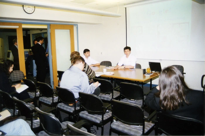 Bei der allerersten Pressekonferenz von Google war der Andrang noch sehr überschaubar. Das Startkapital von Page und Brin machte 1,1 Millionen US-Dollar aus. Lukriert via Freunde, Familie und dem Investor Andy Bechtolsheim.