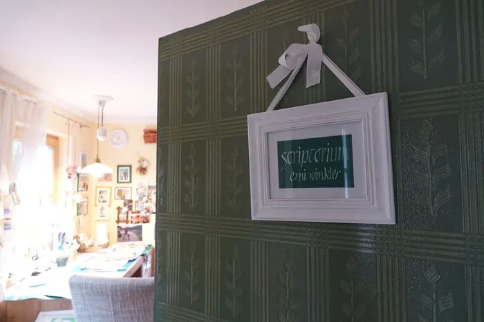 Hinter einer kunstvoll verzierten Tür liegt ihr„Scriptorium“, die Schreibstube