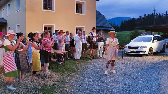 Das Wetter hält, die Hofkatzen streifen am Kühbreinhof in Gaal umher, die Gäste genießen die malerische Atmosphäre: „Der Liebestrank“, die Freiluft-Oper des „Opernkarussells“, des Vereines „Seckau Kultur“ sowie der steirischen Landjugend, feierte Premiere.