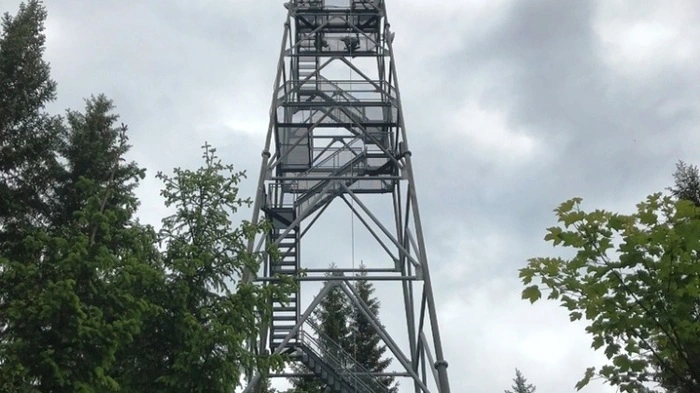 Die diesjährige Menschenrettungs-Abschnittsübung des Hartberger Feuerwehrabschnitts V wurde auf dem Wildwiesen-Aussichtsturm in Miesenbach durchgeführt.