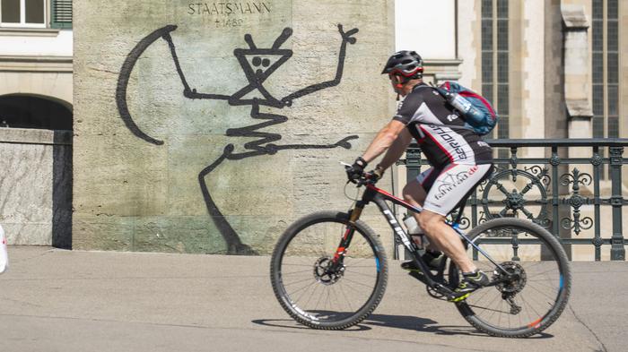 Ein Knochenmann in der Stadt Zürich, welches vom bekannten Graffitikünstler Harald Nägeli gesprayt wurde