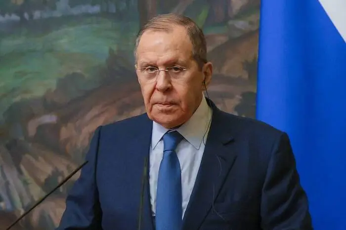 Außenminister Sergej Lawrow (71) ist seit 2004 Außenminister und gilt als ausgezeichneter Diplomat, Putin vertraut ihm und verlässt sich auf ihn. In wichtigen Entscheidungen wird er aber nicht eingebunden, Außenminister in Russland sind de facto Erfüllungsgehilfen des Präsidenten. 