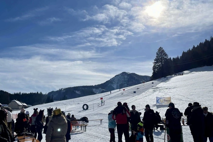 Traumhaftes Wetter in Kreuzen beim Fassldaubenrennen.