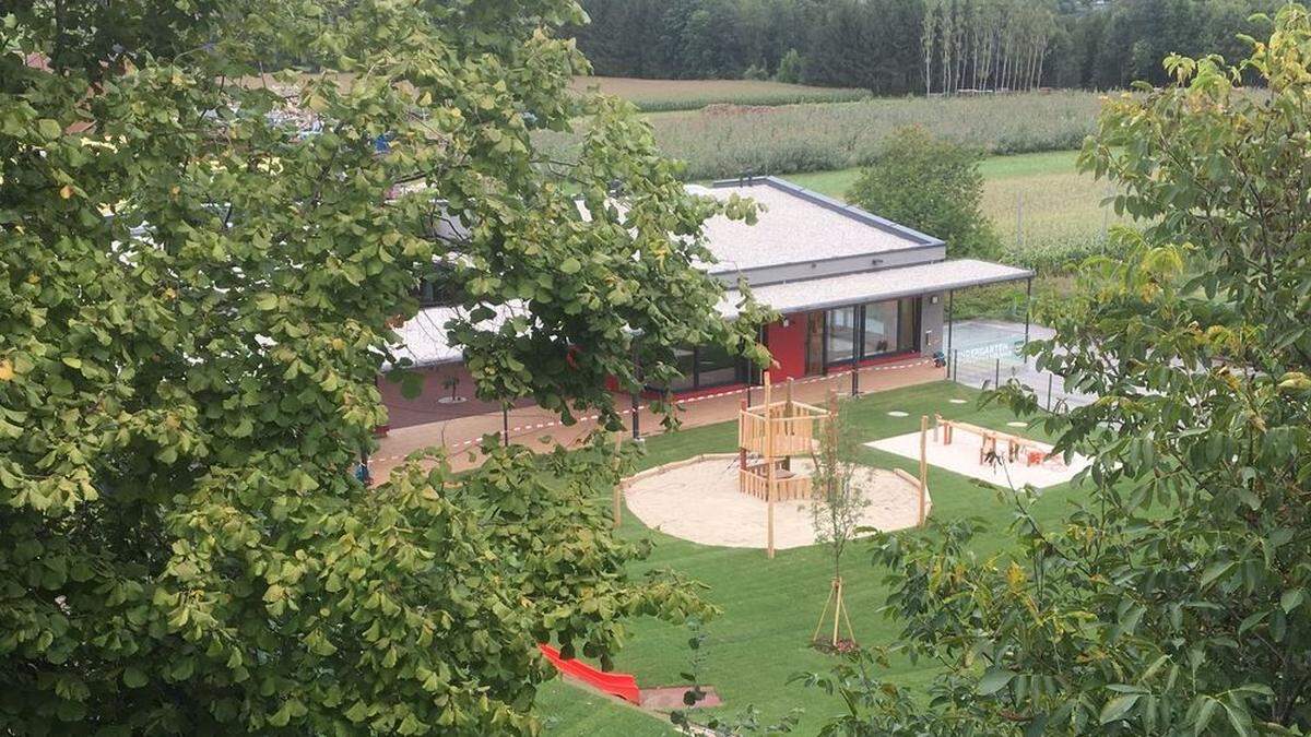 Mitten im Grünen liegt der neue Kindergarten von Mitterdorf/Raab