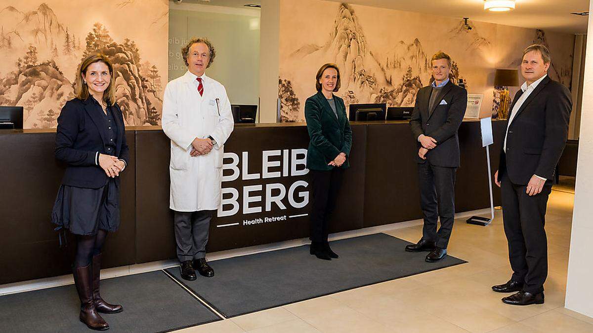 Direktorin Andrea Leitner, Primarius Bruno Pramsohler, sowie Humanomed-Chefs Ulrike Koscher, Johannes Eder und Werner Hörner 