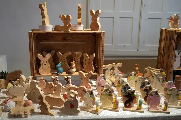 Kinder freuten sich auf Ponyreiten (Samstag und Sonntag am Nachmittag), einen Streichelzoo, eine Osterhasen-Backwerkstatt, Basteln und Töpfern.
