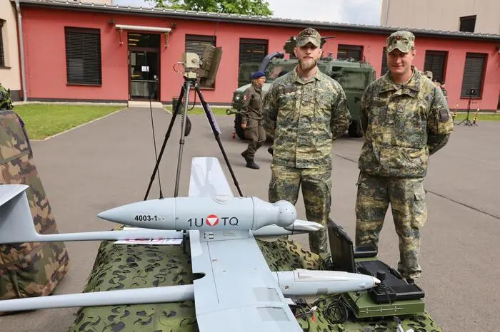 Das Interesse der Besucherinnen war vor allem bei den fahrtechnischen Informationsstellen und den Waffenbereichen, sowie über den allgemeinen Kasernenalltag groß