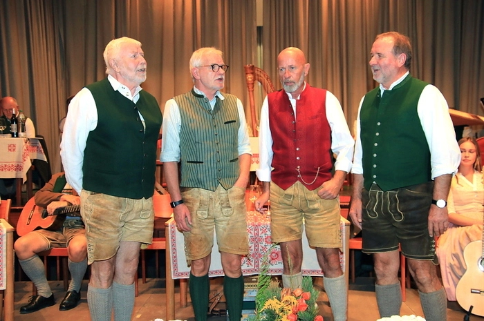 Neben den "Hausherren" - der Vokalgruppe "Die Sandler" -  begeisterten die Mitwirkenden, und zwar die „Alpenlandler Musikanten“, die „Blühnberg Musi“, der „Burgkirchner Mädeldreigesang“ und die Gruppe „Weststeirisch Z’sammgwürfelt“.