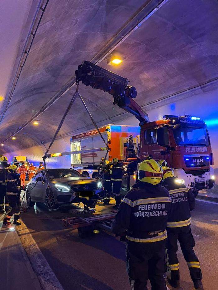 Die Feuerwehr war im Tunnel mit einem Kranwagen im Einsatz