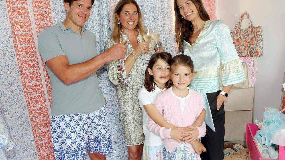 Mode für die ganze Familie: Eröffnung Pop-Up-Store in Maria Wörth: Matthias Trattnig, Theresa Schöffel und Pia Trattnig mit Mila und Ella