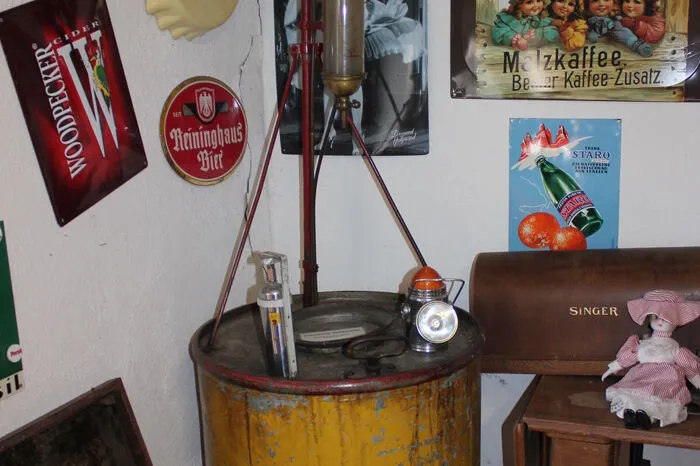 Die Petroleumtankstelle An dieser Zapfsäule holte die Bewohner von Stallhofen Petroleum, mit dem unter anderem Lampen befeuert wurden. Die ausgestellte Tankstelle war bis in die späten 1980er-Jahre im Kaufhaus Rannegger in Stallhofen in Betrieb.