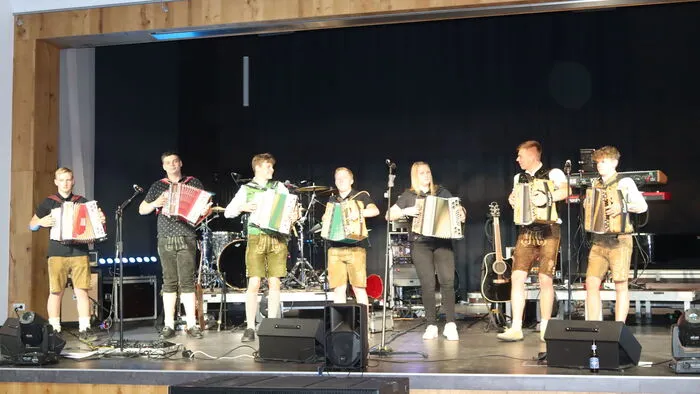 Harmonikalehrer Martin Tschernko spielte mit seinen Goldbrunnhofern Schülern zur Eröffnung und in der Pause auf.