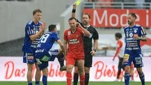 Andreas Weimann sah nach einem Foul an Benjamin Markus nur Gelb