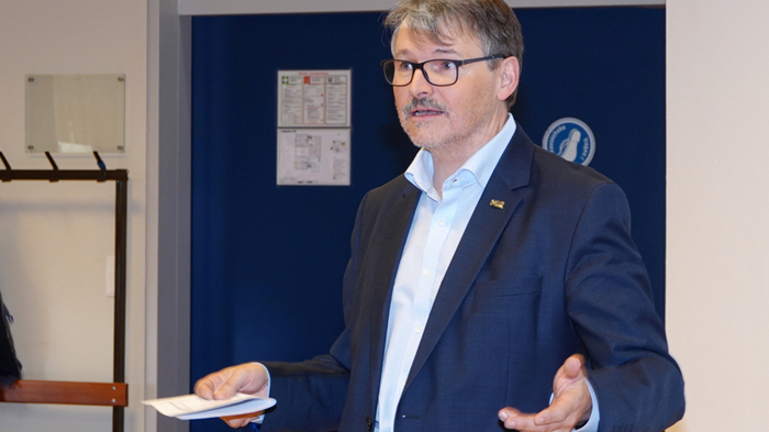 Der Direktor der HTL Weiz Gottfried Purkarthofer zeigte sich von der Lösungskompetenz der Schülerinnen und Schüler beeindruckt und konnte zur Prämierung...