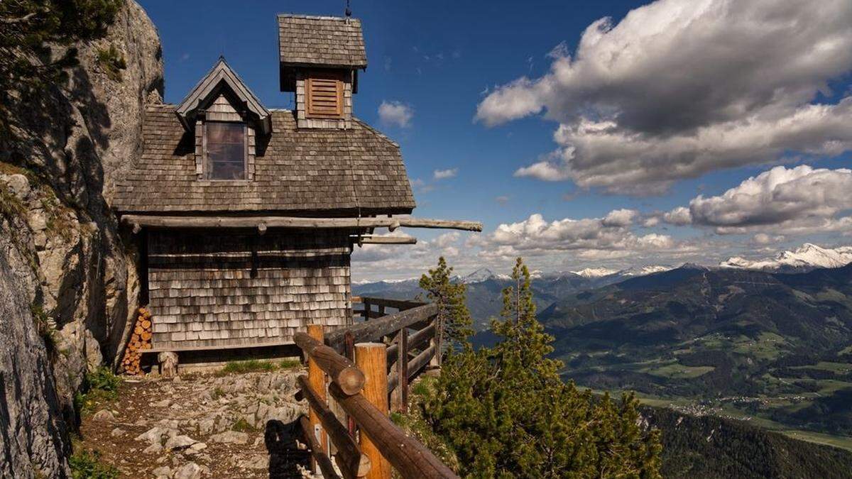 Die Klettersteiggeherin wurde von den Bergrettern gesichert zum Friedenskircherl am Stoderzinken gebracht