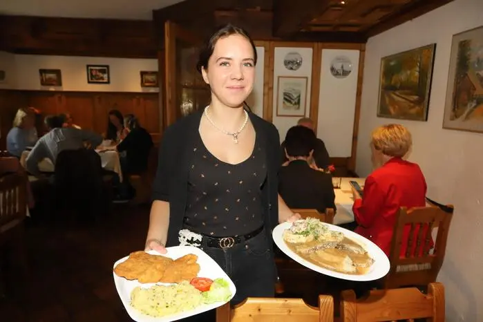Verwöhnt wurden die zahlreichen Besucher ab Mittag mit Kirchtagsköstlichkeiten aus der Wirtshausküche. Kirchtagssuppe, das traditionelle Wiener Schnitzel, Schweinsbraten, Zwiebelrostbraten, Kärntner Käsnudeln oder der süße Reindling mit Kaffee.