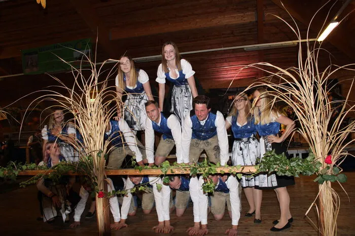 Die Landjugend Pölling tanzte zu Klängen von Akkordeonspieler Christian Theuermann und zu Matakustix.