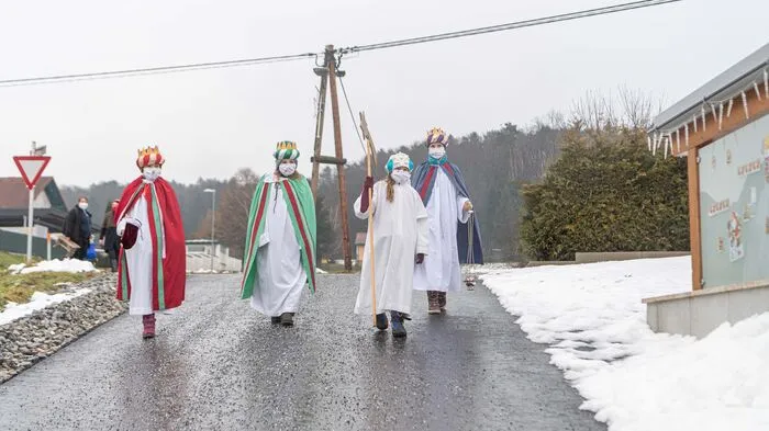 Die Sternsinger kommen heuer mit Maske: Lena Krenn, Lilly Hübner, Lena Knapp und Emma Fassolter (v.l.)
