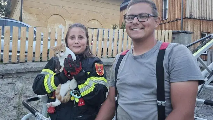 Feuerwehrmann und Feuerwehrfrau mit Katze