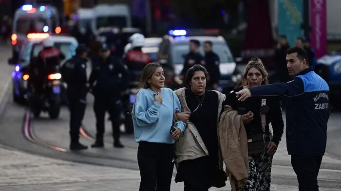 In der türkischen Metropole Istanbul hat sich am Sonntag offenbar ein Terroranschlag mit mehreren Toten ereignet. 