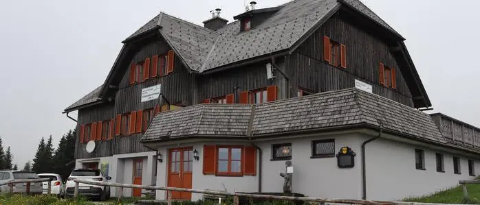Das Bild zeigt das Roseggerhaus auf der Pretulalpe. 