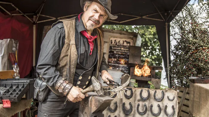 Bei Kunstschmied Peter Dolinsek kann das Handwerk ausprobiert werden