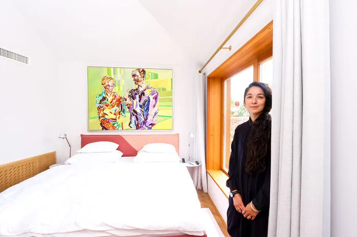 Auch in diesem Zimmer, findet sich, wie in allen Marko-Hotels ein Kunstwerk aus seiner Sammlung an der Wand.