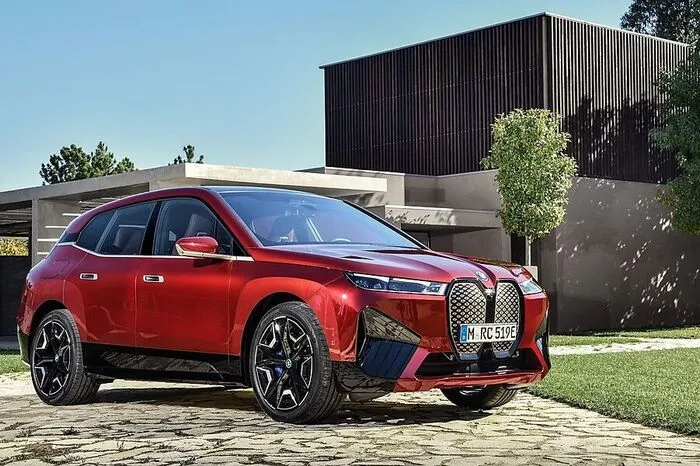 Der will allerdings ausdrücklich kein SUV sein, sondern vielmehr ein SAV (Sports Activity Vehicle), wie das im Marketingsprech so schön heißt. Wie auch immer man den Stromer nennen möchte, in Länge und Breite ist er mit dem X5 vergleichbar, misst in diesen Dimensionen also rund 5 beziehungsweise 2 Meter. Bei der Höhe orientiert er sich am X6 – 1,70 Meter – und streckt sich auf einen Radstand von 3 Metern.