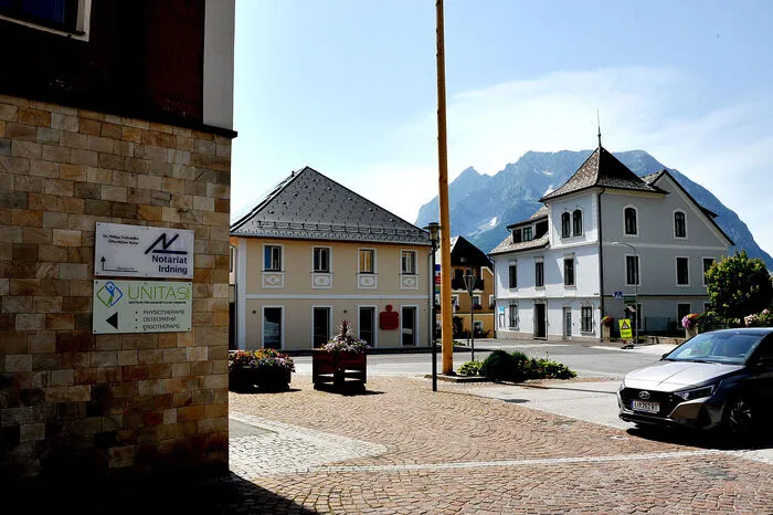 Der Platz vor der ehemaligen Sparkasse, in der Bildmitte das neue Sparkassen-Gebäude