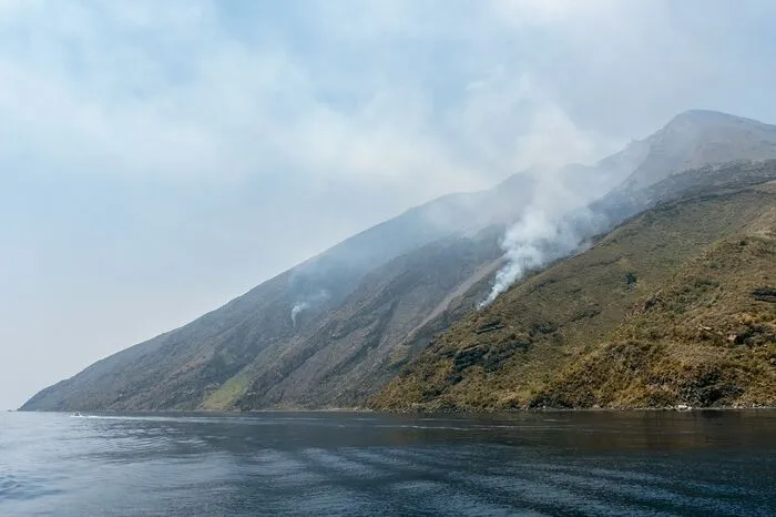 Auf Stromboli sind die Erinnerungen noch wach an den Tsunami von 2002. Damals rutschte nach einem Ausbruch ein Felshang vom Kegel des Hauptkraters ins Meer und löste eine bis zu zehn Meter hohe Flutwelle aus, die auch die Nachbarinseln Lipari und Panarea erfasste. Wie durch ein Wunder wurden dabei nur wenige Menschen verletzt. Die Behörden ließen Stromboli für mehr als zwei Monate evakuieren. Auch 2007 gab es einen großen Ausbruch.