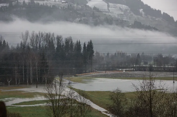 Die Bezirkshauptmannschaft Pongau informierte die Bevölkerung der Marktgemeinde Bad Hofgastein, dass sich die Bewohner von Gebäuden in Hanglagen bis auf Weiteres in das erste Obergeschoß begeben und dort talseitig aufhalten sollen.