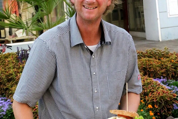 Und die Cafe Holzmann-Chefitäten Walter und Alexander (Foto) Motschiunig servierten zur Top-Musik neben Grillspezialitäten coole Drinks. 