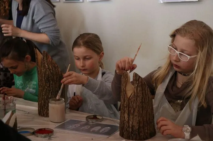 Die kleinen Besucher konnten auch selbst Hand anlegen, etwa beim Bemalen von Holzhasen...