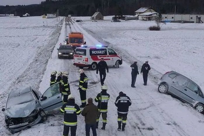 Zwei Schwerverletzte nach Kollision auf spiegelglatter Fahrbahn Unfall auf der L 201 in Unterstorcha forderte zwei Schwerverletzte. Für die Feuerwehr Rohr an der Raab gab es aber nach dem Einsatz keine Verschnaufpause. Mehr dazu.