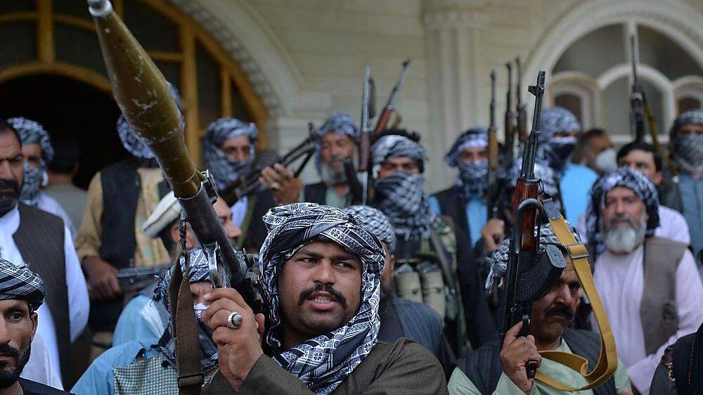 Die Zentralregierung in Kabul und ihre Truppen sind schwach; Unterstützung gegen die Taliban erhalten sie von Milizen