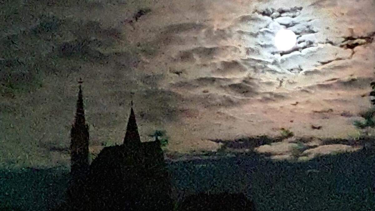 Die Straßengler Kirche bei Vollmond