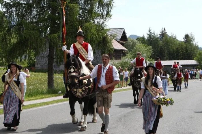 Blumengeschmückte Pferdekutschen wurden von Haflingern, Friesen, Norikern, Ponys und auch einigen Eseln durch den Ort gezogen.