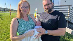 Eine spektakuläre Geburtsgeschichte können Mama Sandra Fasching und Papa Michael Eichtinger einmal ihrem kleinen Alexander erzählen