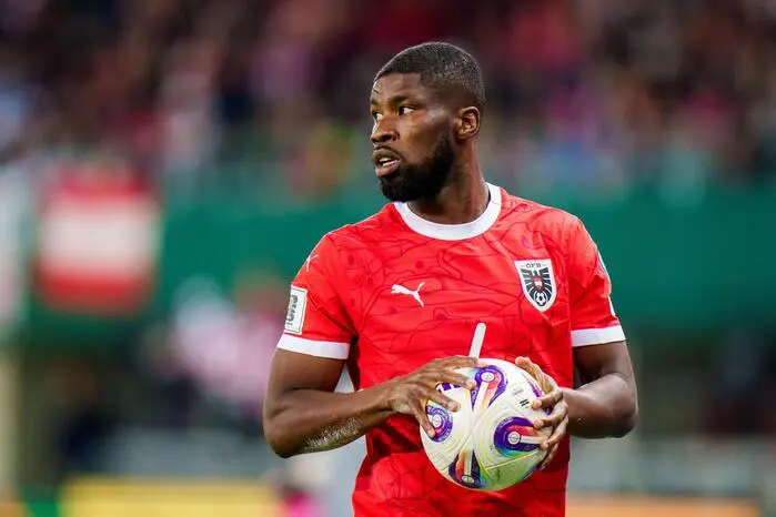 Kevin Danso 4 | Seine Mitspieler tanzten in der gegnerischen Hälfte, während er den Rückraum absicherte und mit seiner Wucht und seinem Stellungsspiel kaum jemanden passieren ließ.