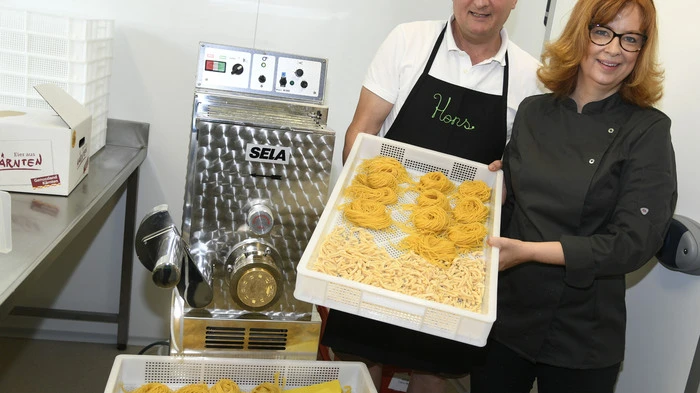Die Feinkost-Geschäft-Betreiber Hans und Petra Auer haben ihr Sortiment um selbst gemachte Pasta erweitert. Hier sehen Sie Impressionen aus der Nudel-Werkstatt.
