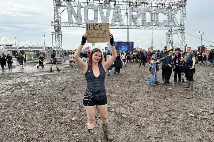 Teresa verschenkt "free hugs and kisses", also kostenlos Umarmungen und Küsse: "Ich bin am Festival, um ein bisschen Liebe zu verteilen."