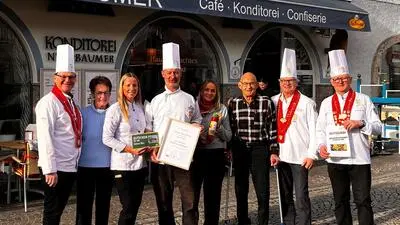 Ein Gruppenfoto mit acht Personen