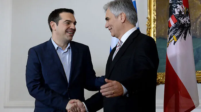 Handshake unter Regierungschefs: tsipras und Faymann im Bundeskanzleramt