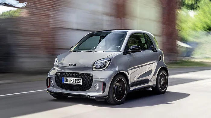 Endlich ist der Smart da angekommen, wo ihn sein Erfinder Nicolas Hayek immer gesehen hat – beim reinen Elektroauto, in dem Verbrennungsmotoren keinen Platz mehr haben.