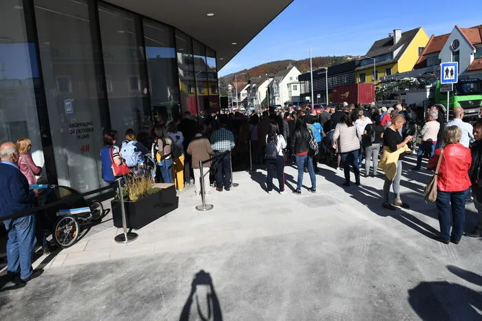 Vor dem Einlass wurde jede Minute ein Countdown heruntergezählt, die H&M-Mitarbeiter tanzten zur Musik des DJs.