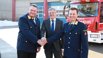 Hirm mit Landeshauptmann Peter Kaiser und Robin (von links)