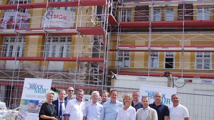 Investoren, Bauherren und Vertreter der Stadt vor der Baustelle