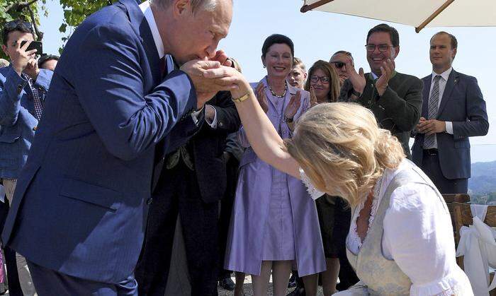 Putin bei Kneissls Hochzeit, die einen Knicks vor ihm machte